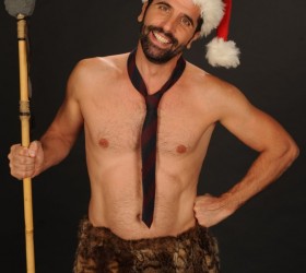 8ANASHS-BISKADOYRAKHS-SANTA-CAVEMAN_1-835×1024