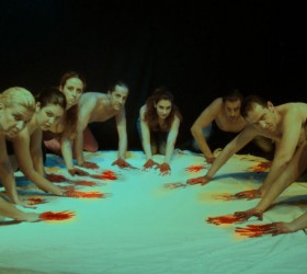 Bleu-hands-red-low-1024×657