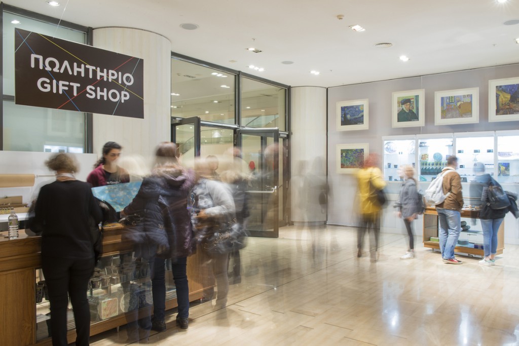 van-gogh-alive-seira-syllektikwn-kai-anamnhstikwn-proiontwn-photo_1