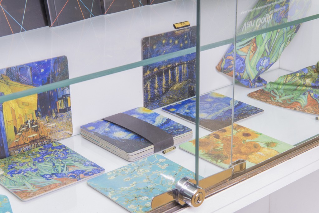 van-gogh-alive-seira-syllektikwn-kai-anamnhstikwn-proiontwn-photo_6