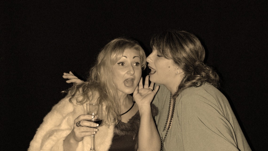 dio-fones-enas-thrilos-antigrafo