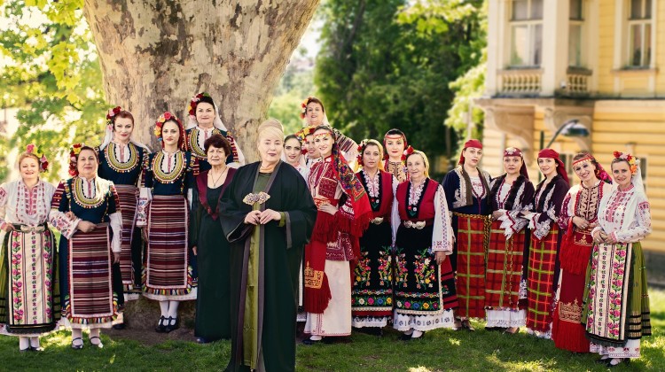 01.GERRARD-BULGARIAN VOICES-CHRISTMAS THEATER