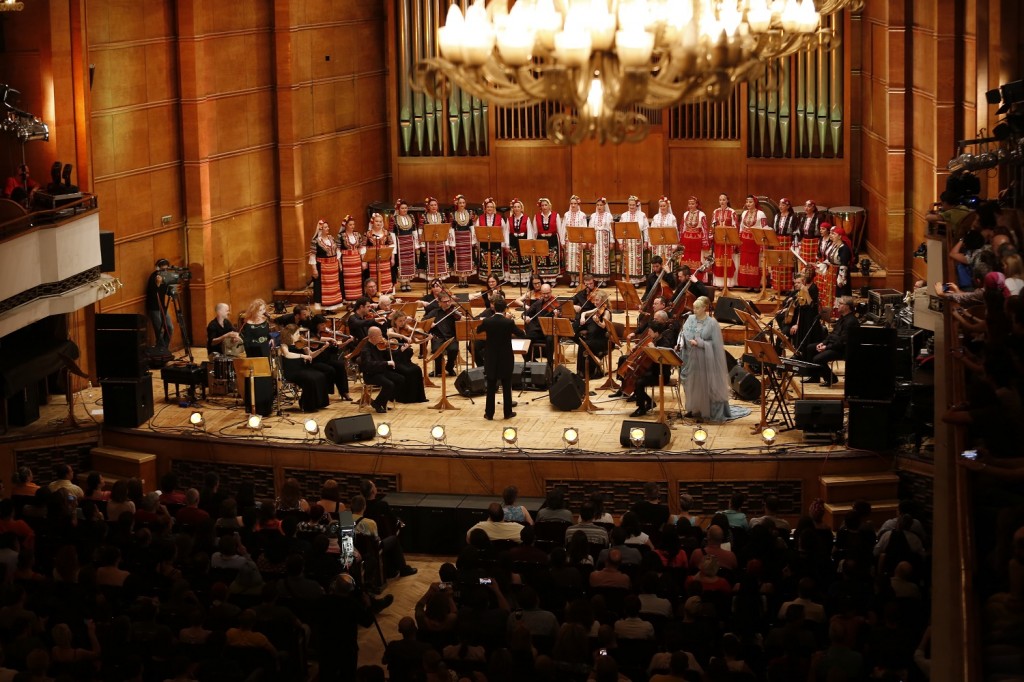 02.GERRARD-BULGARIAN VOICES-CHRISTMAS THEATER