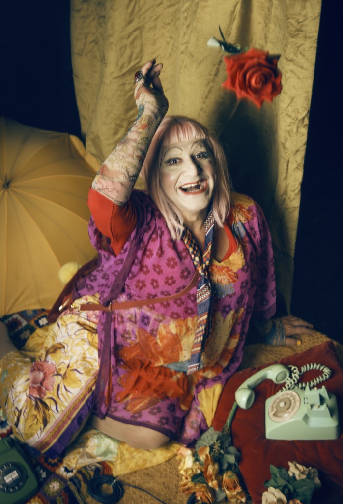 OTAN ΚΡΕΜΑΣΟΥΝ ΤΙΣ ΟΜΟΡΦΕΣ