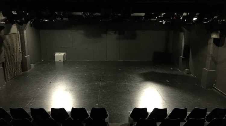apo_mixanis_theatro