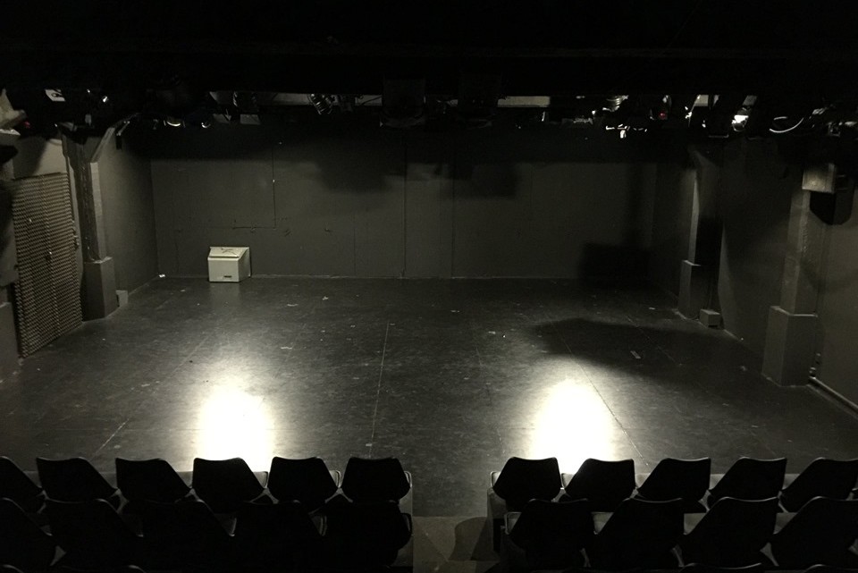 apo_mixanis_theatro